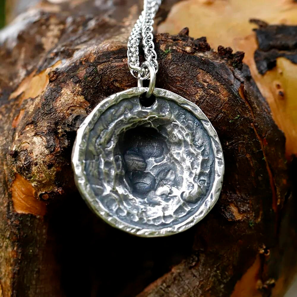 Skull Sunburst Pendant – Stainless Steel Symbol of Power and Mystery